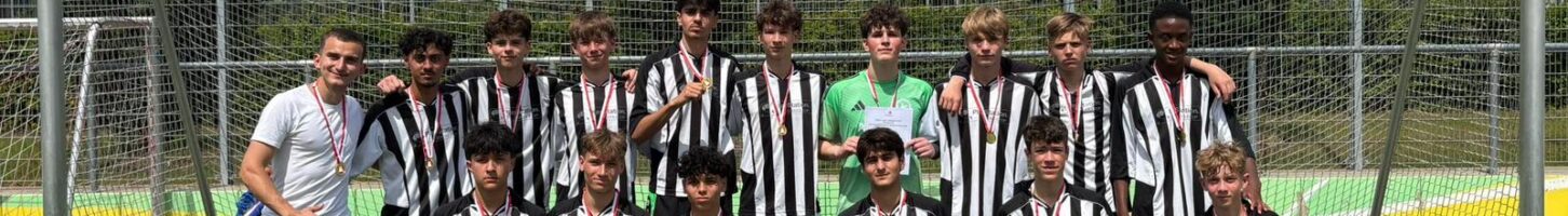 Fußballer feiern Sieg gegen Eliteschulen