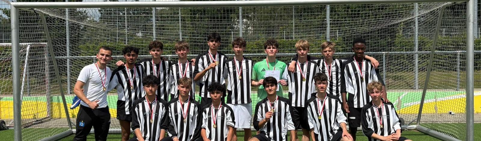 Fußballer feiern Sieg gegen Eliteschulen